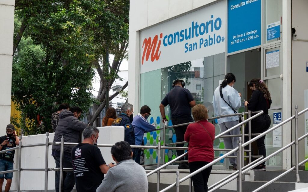 Consultorios de farmacias "son un tercer proveedor de servicios de salud" en México: investigador UNAM