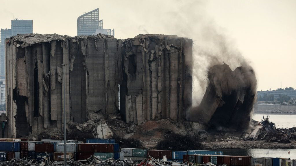 Dramático video: se derrumba parte de gigantesco silo durante acto por aniversario de explosión