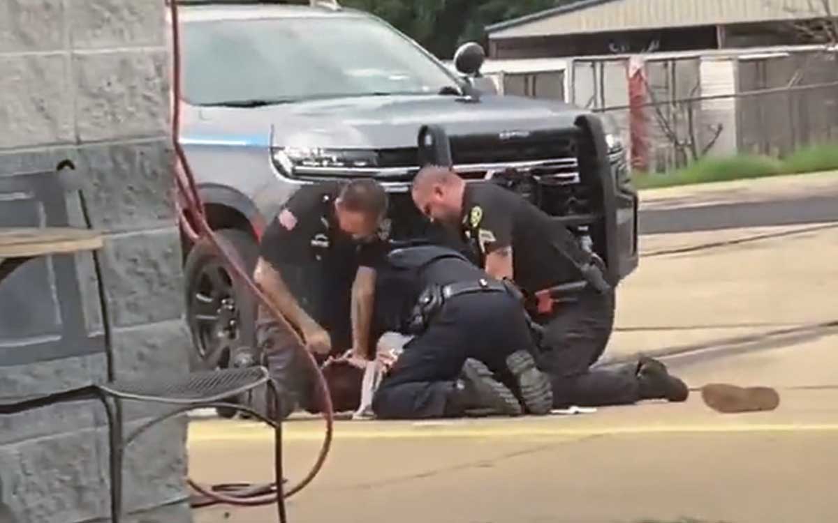 EU: Suspenden a tres policías que golpearon brutalmente a un hombre en Arkansas | Advertencia: imágenes fuertes