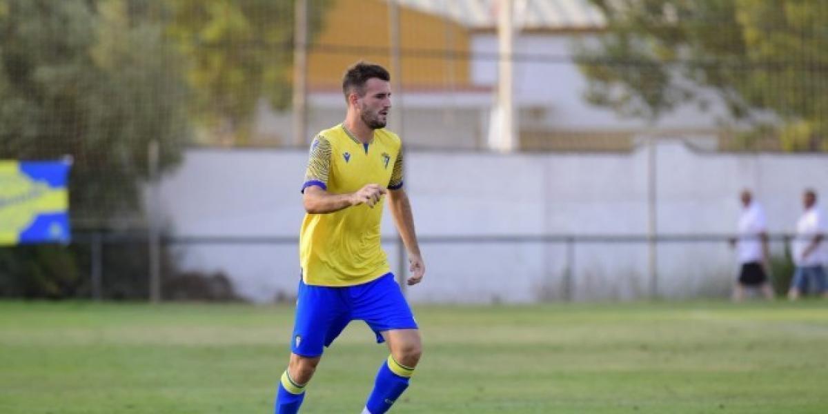 El Cádiz cede a Raúl Parra al Mirandés