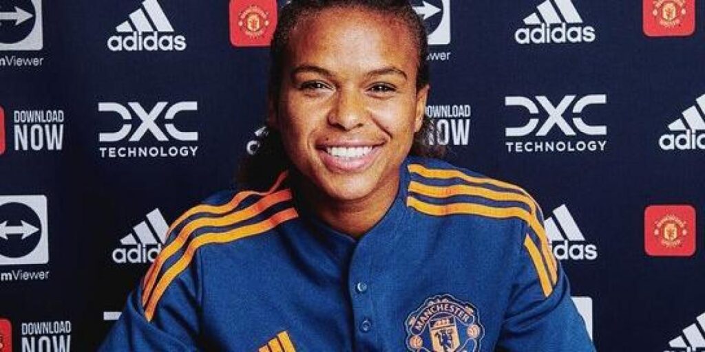 El United firma a Nikita Parris