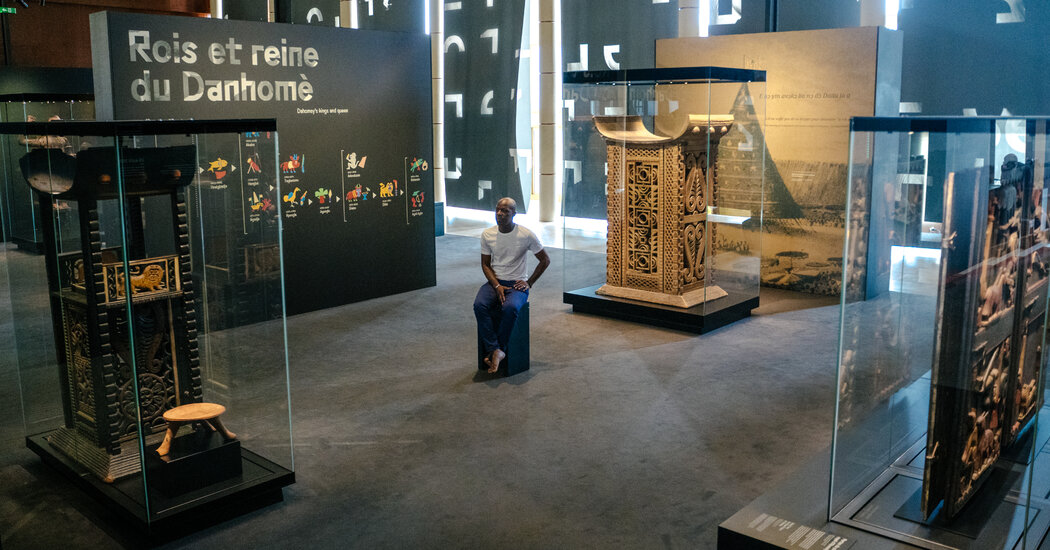 El 'despertar artístico' en Benín a medida que el regreso de los artefactos reales atrae a grandes multitudes