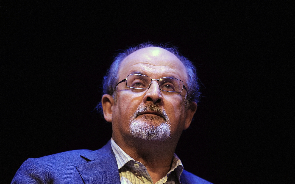 El escritor Salman Rushdie está conectado a un respirador artificial y podría perder un ojo