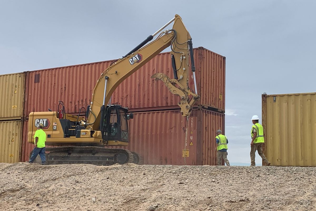 El gobernador de Arizona coloca contenedores de metal para cerrar la frontera con México