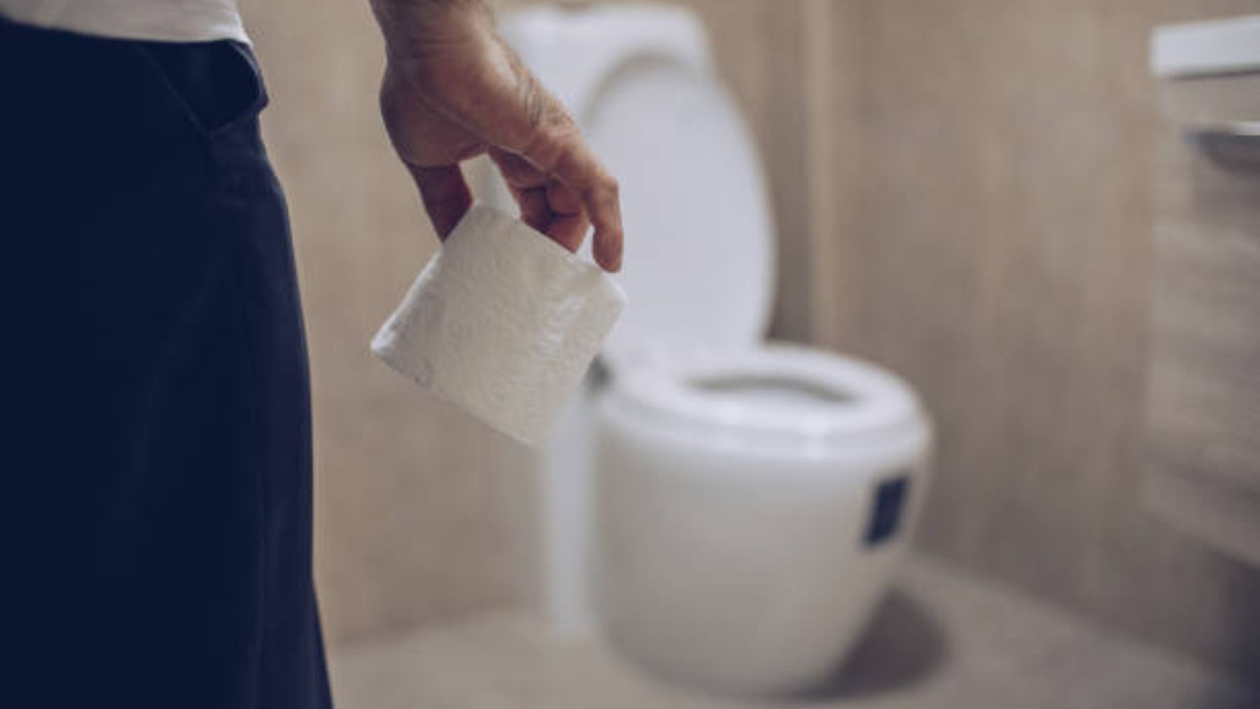 El motivo por el que nunca más colocarás papel higiénico sobre el inodoro