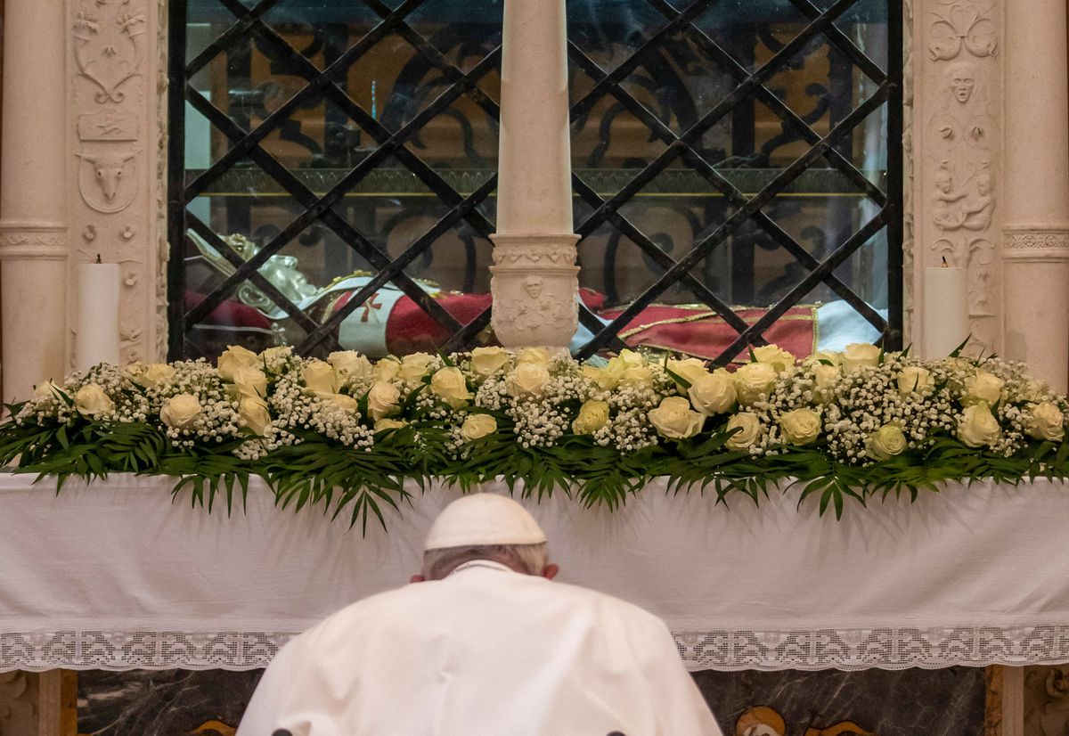 El papa Francisco visita la tumba de Celestino V, el primer pontífice que renunció a su cargo