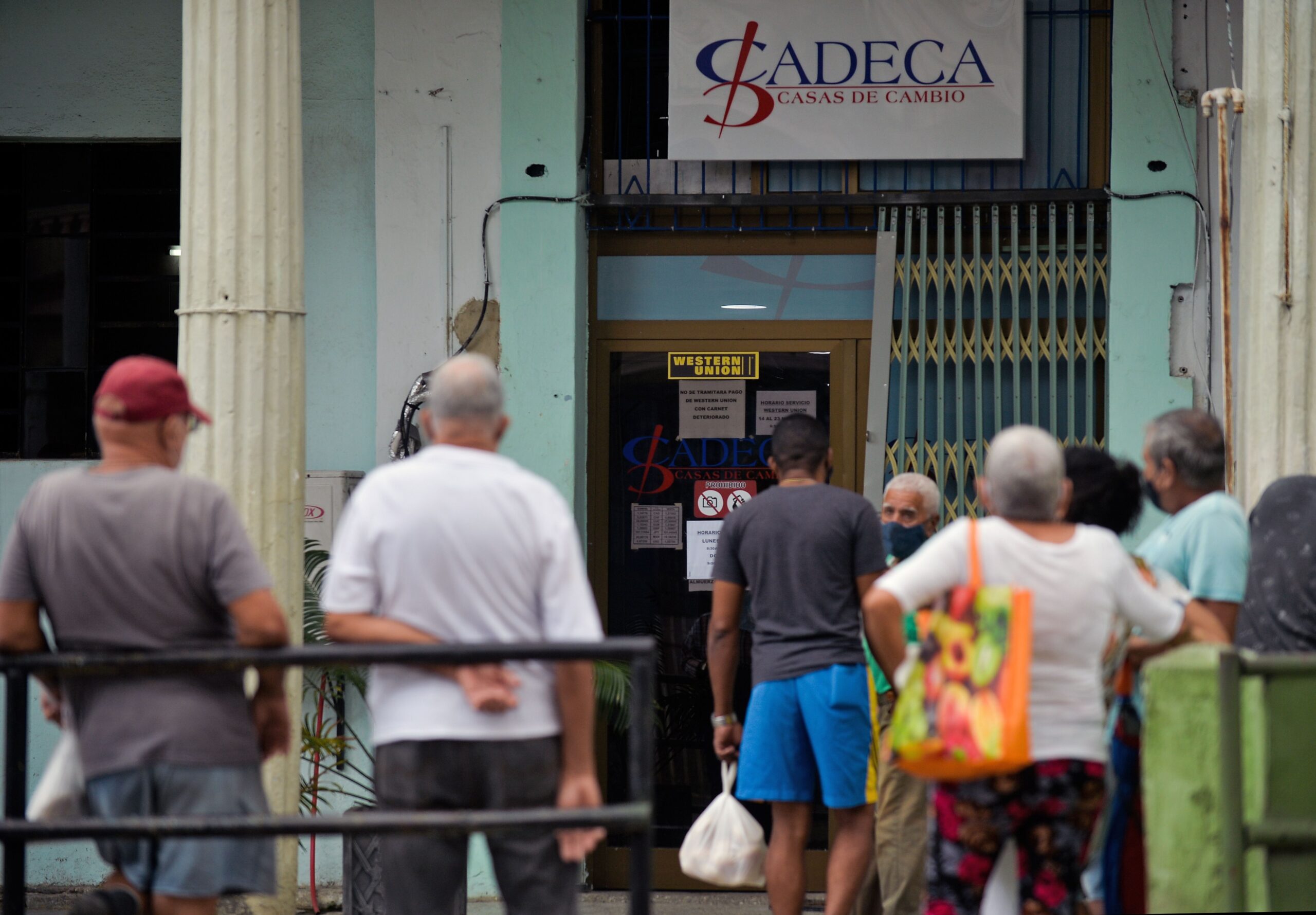 En Cuba comienza la venta oficial de dólares