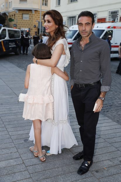 Enrique Ponce y Paloma Cuevas junto a su hija en una imagen de archivo./Gtres