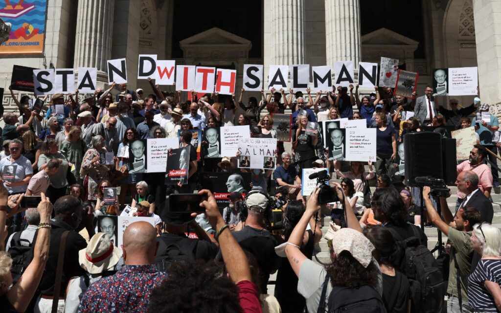 Escritores muestran su apoyo a Rushdie en las calles de Nueva York | Video
