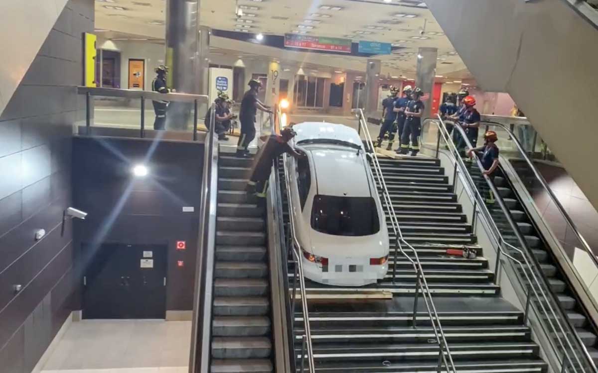 España: Roba automóvil e intenta escapar en metro... ¡con todo y coche! | Video