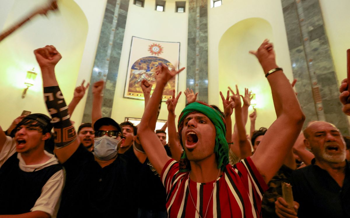 Estallan disturbios en Irak; manifestantes toman edificios de gobierno | Videos