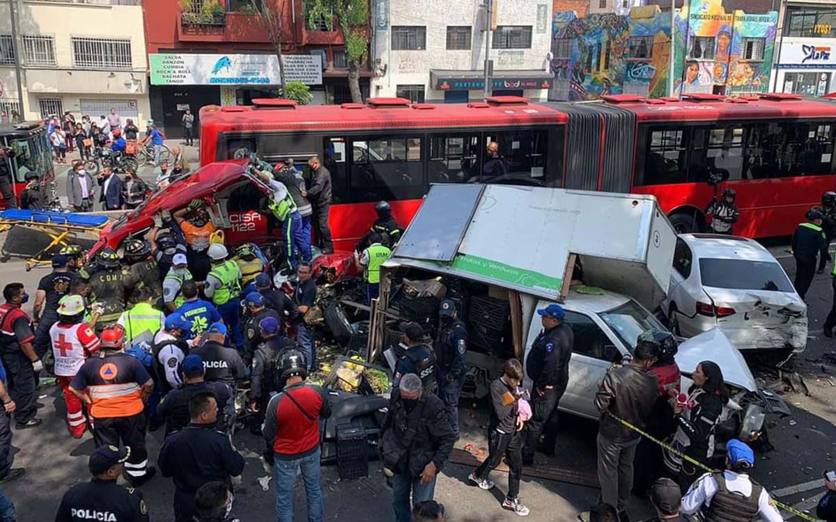 Esto se sabe del accidente entre 7 autos y un Metrobús en Insurgentes | Videos y fotos