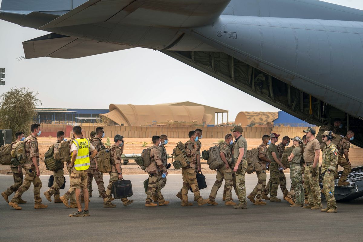 Francia retira a sus últimos soldados de Malí mientras redefine su estrategia africana