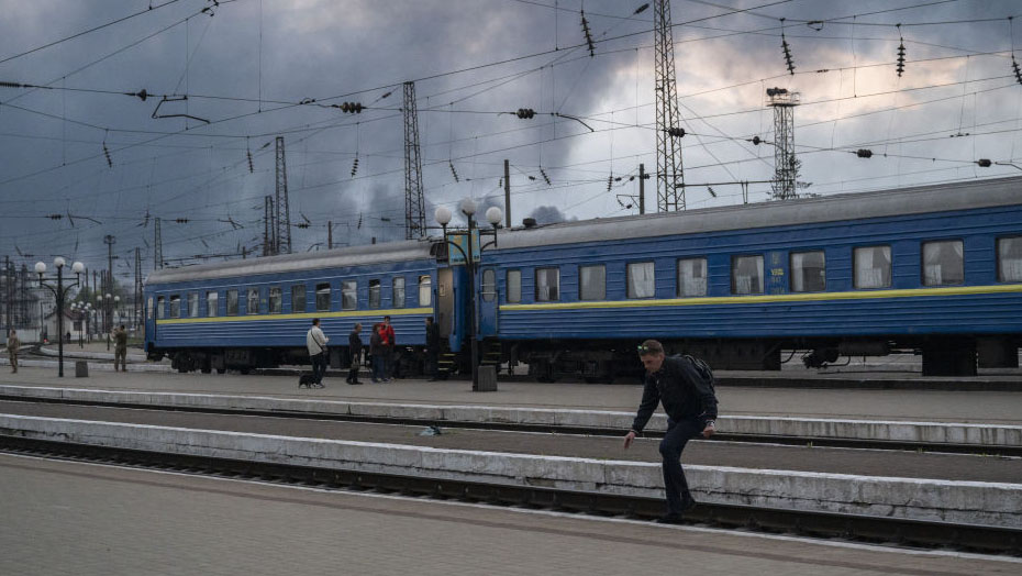 Fuerzas rusas atacan con cohetes una estación de trenes en Ucrania; hay muertos