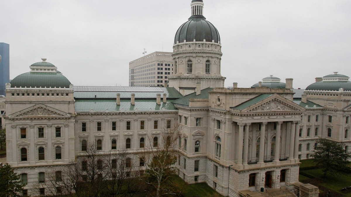 Gobernador de Indiana firma ley que prohíbe el aborto casi en su totalidad