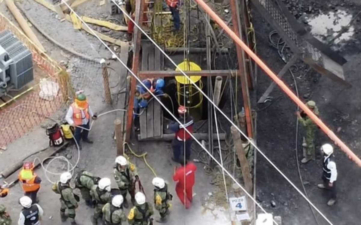 Ingresan brigadistas a pozo carbonero de Sabinas para retirar más escombros