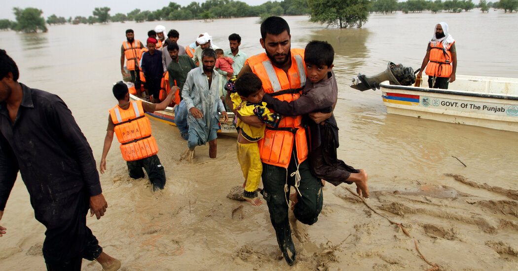 Inundaciones mortales devastan un Pakistán ya frágil