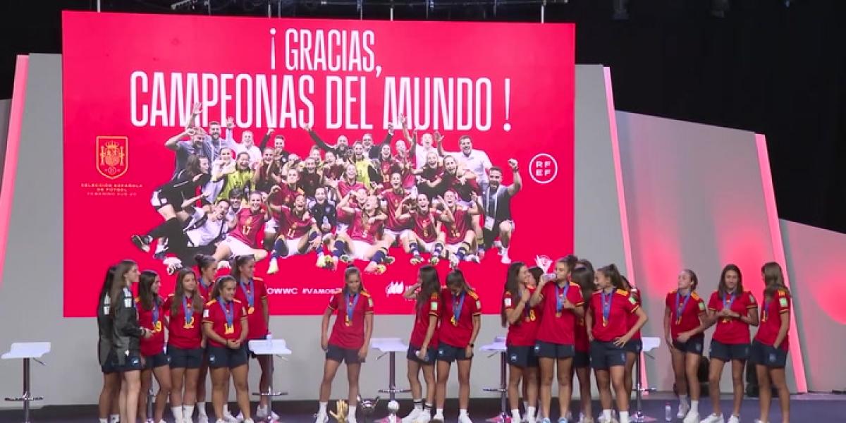 La Federación homenajea a las campeonas del mundo: "Es un honor contar con ellas"
