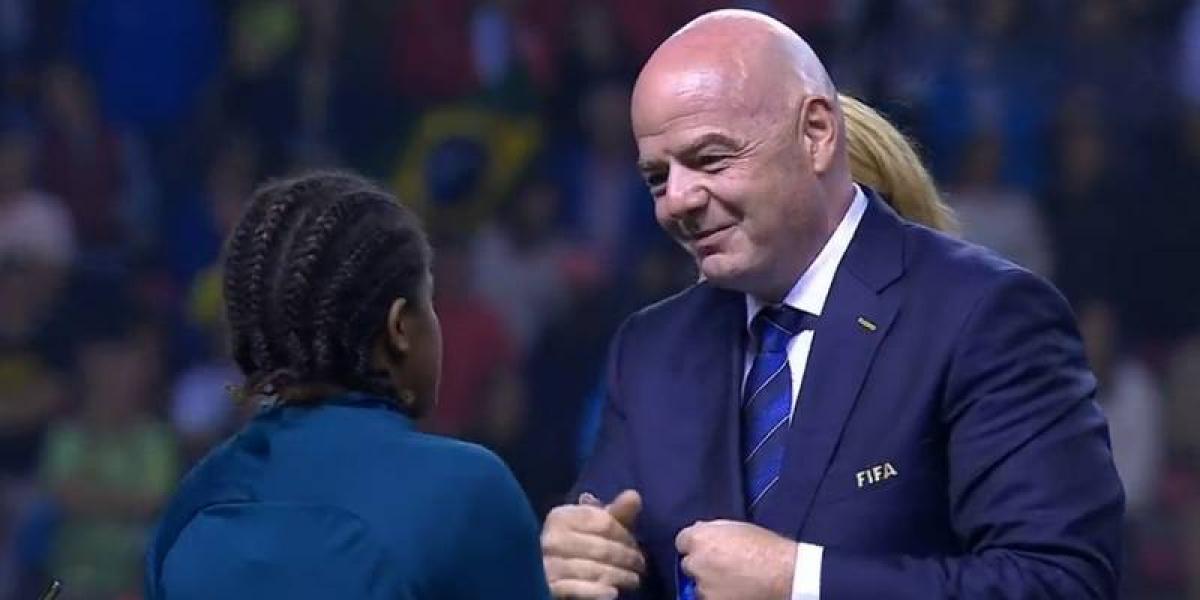 La divertida broma de las jugadoras de Brasil a Infantino al recibir el bronce