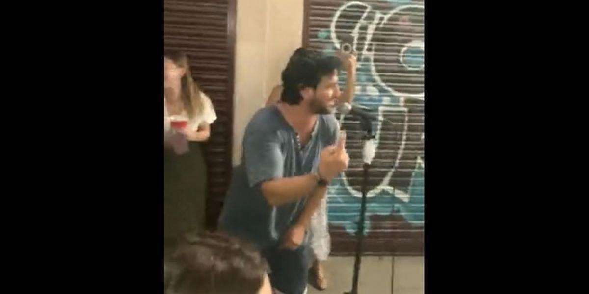 La estelar aparición de Fran Perea en un karaoke callejero con su mítica '1+1 son 7'
