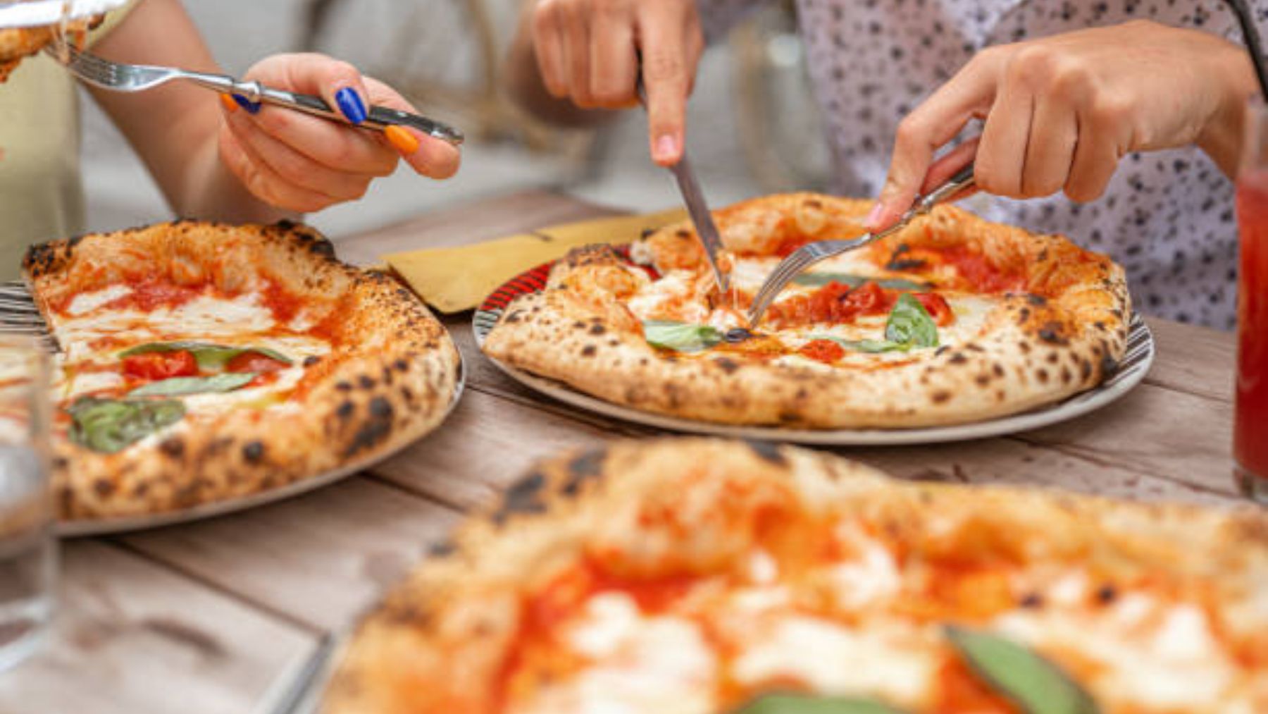 La forma correcta de cortar la pizza cuando la comes no es con cuchillo y tenedor