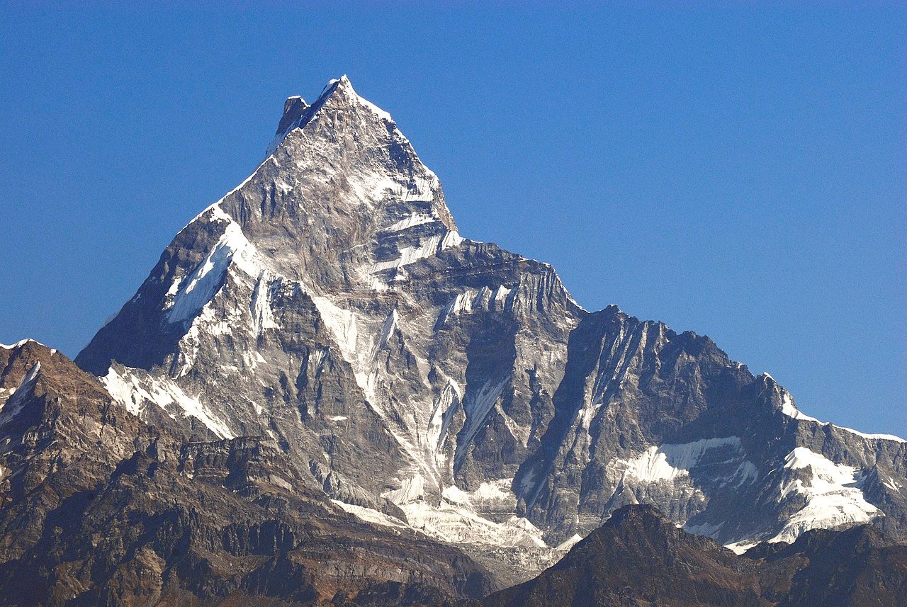 La montaña sagrada de Nepal que está prohibido escalar