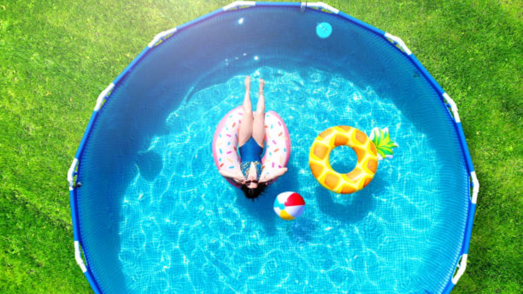 Las enfermedades a las que te arriesgas teniendo piscina en el jardin (incluso con el agua limpia)