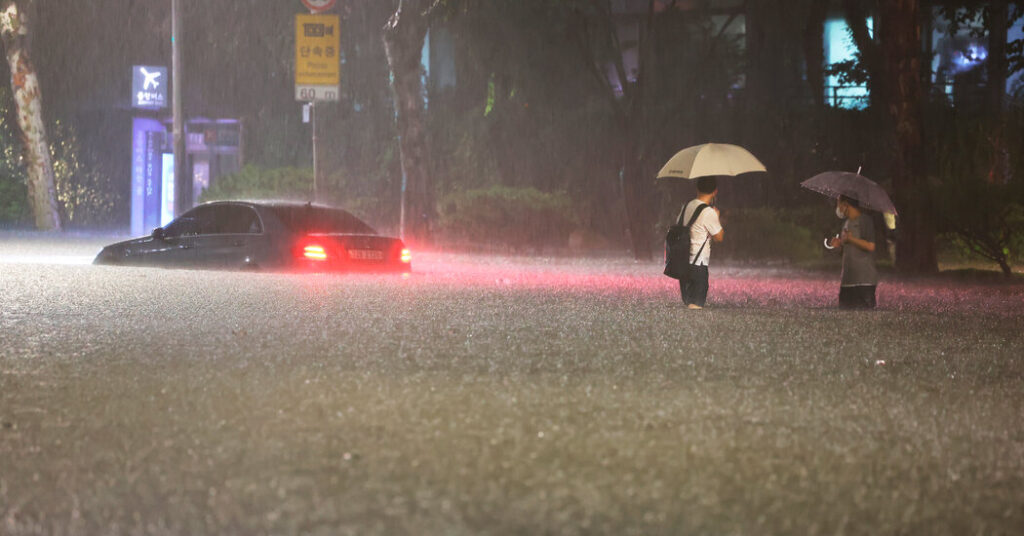 Las inundaciones matan al menos a 7 personas en el área de Seúl y se avecinan más lluvias