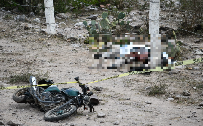 Le cortaron los genitales, lo persiguieron y lo arrollaron a joven motociclista, en Querétaro