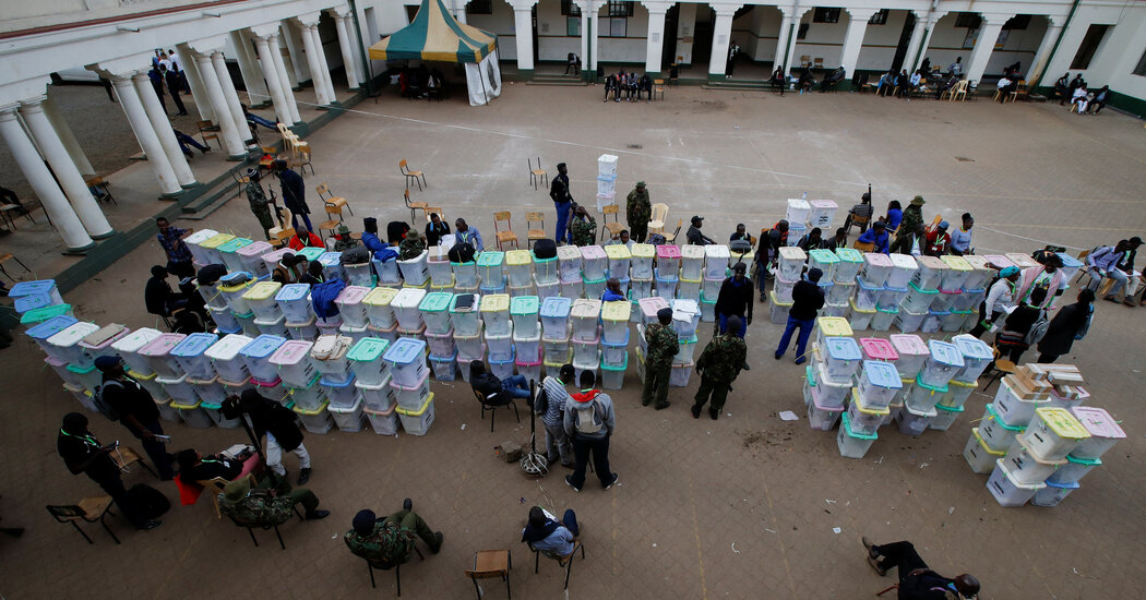 Los kenianos esperan los resultados mientras se cuentan los votos en la carrera presidencial