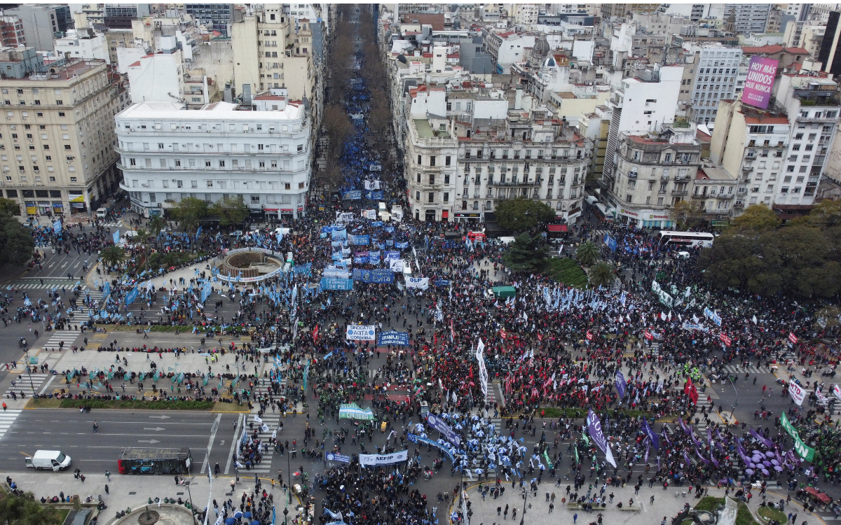 Manifestación masiva en Argentina para exigir aumento de salarios para enfrentar la inflación