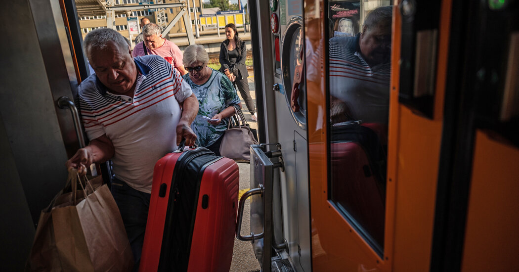 Más vitales que nunca, los trenes de Ucrania unen una tierra fracturada por la guerra