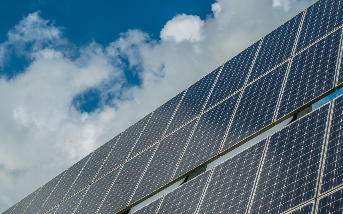 Mientras proyectos solares siguen paralizados, las empresas recurren a soluciones alternativas más pequeñas