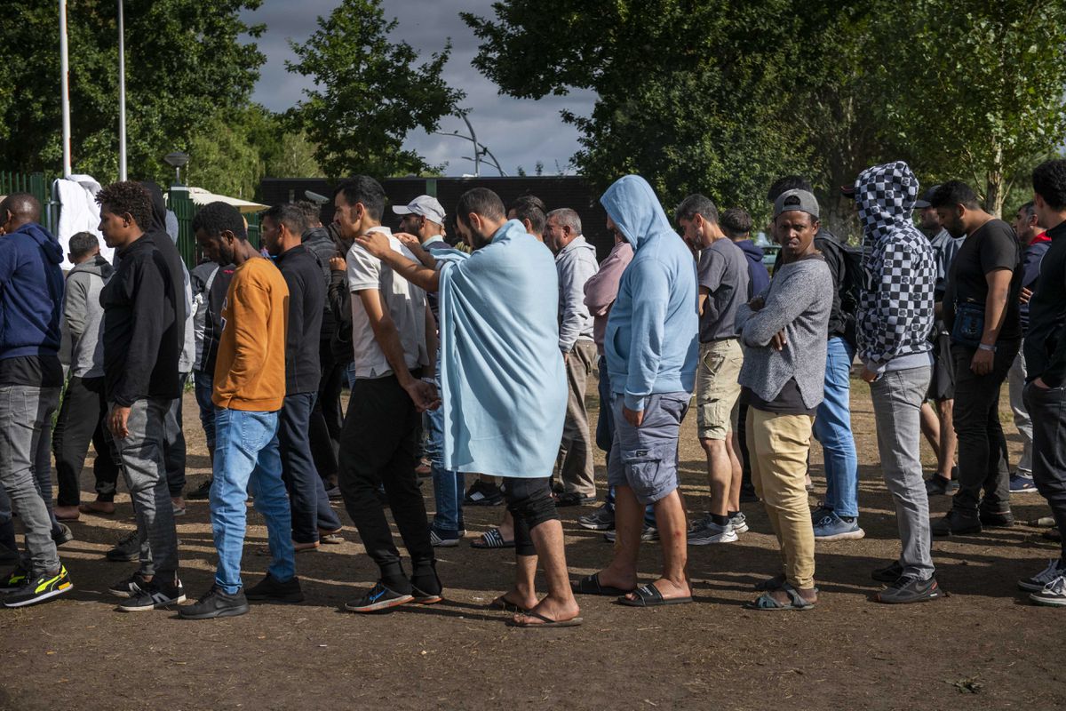 Migrantes hacinados y rodeados de mugre a las puertas de un centro de asilo en Países Bajos