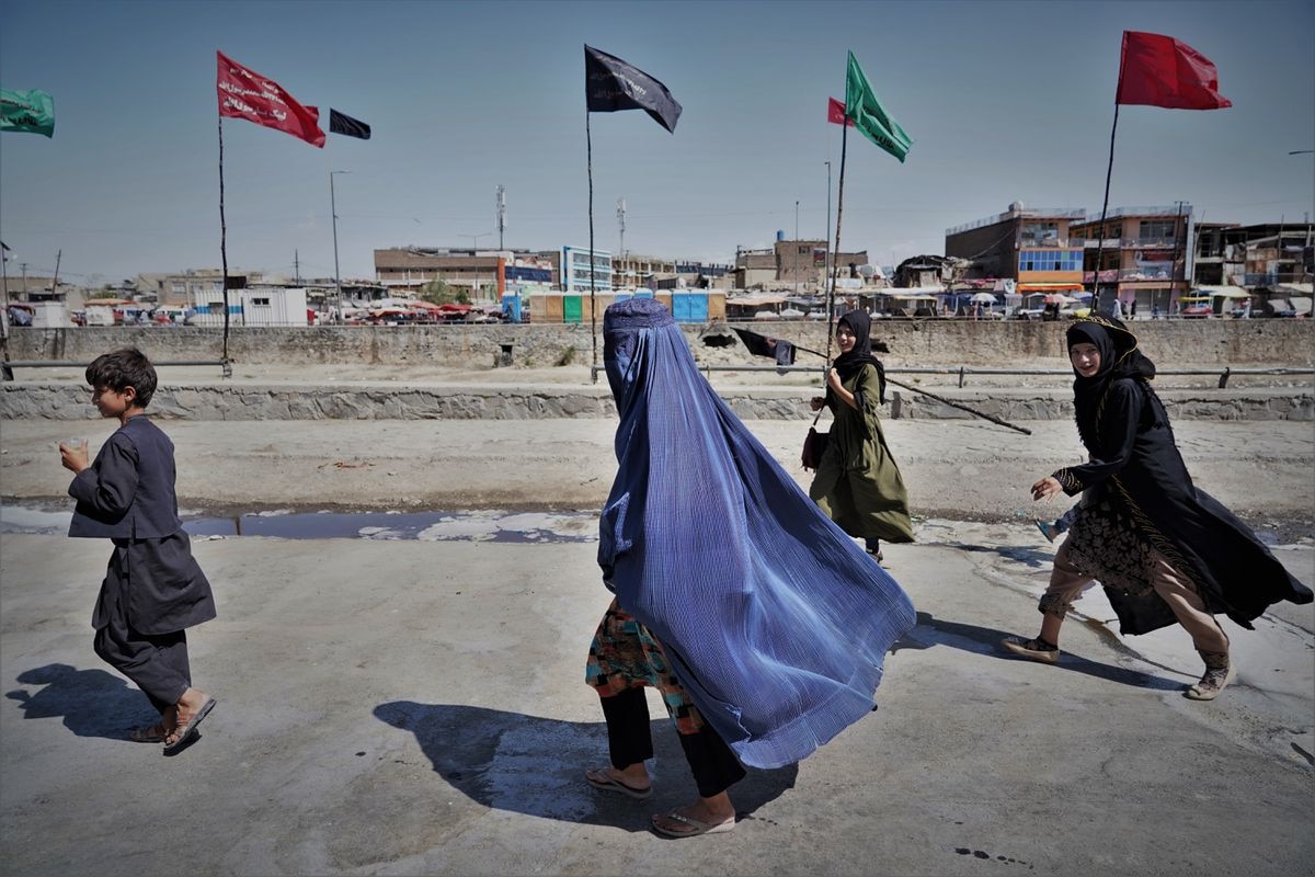 Mujeres enjauladas en Kabul por la dictadura talibán