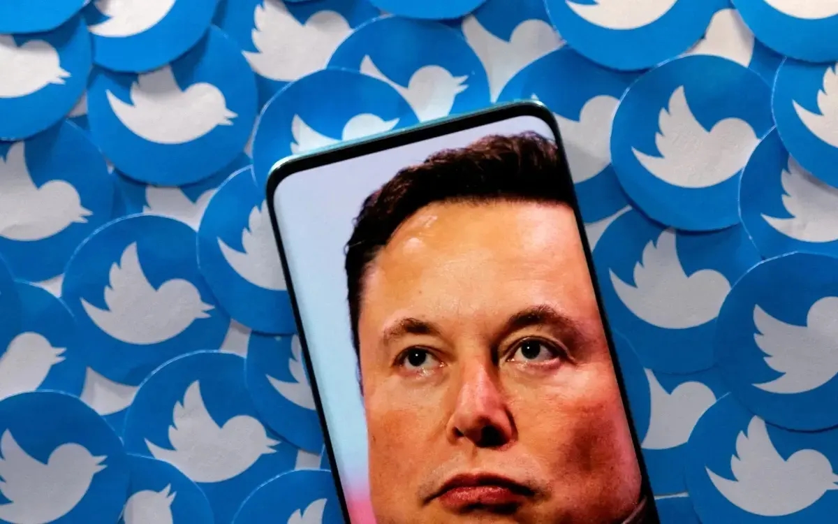 Musk vende acciones de Tesla por 6,900 mdd y menciona posible acuerdo forzado con Twitter