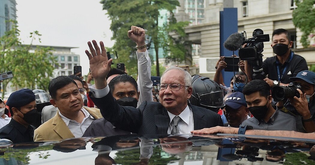 Najib Razak, ex primer ministro de Malasia, se dirige a prisión