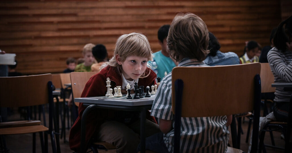 Niño ucraniano comienza una nueva vida a través del ajedrez