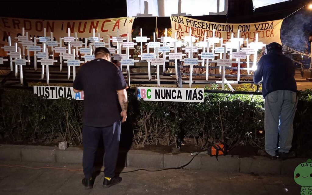 Padres de víctimas de la Guardería ABC instalan antimonumento frente a la SCJN para exigir justicia