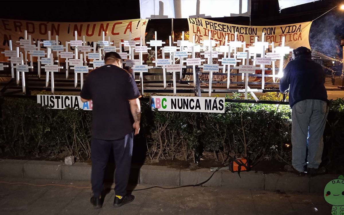 Padres de víctimas de la Guardería ABC instalan antimonumento frente a la SCJN para exigir justicia