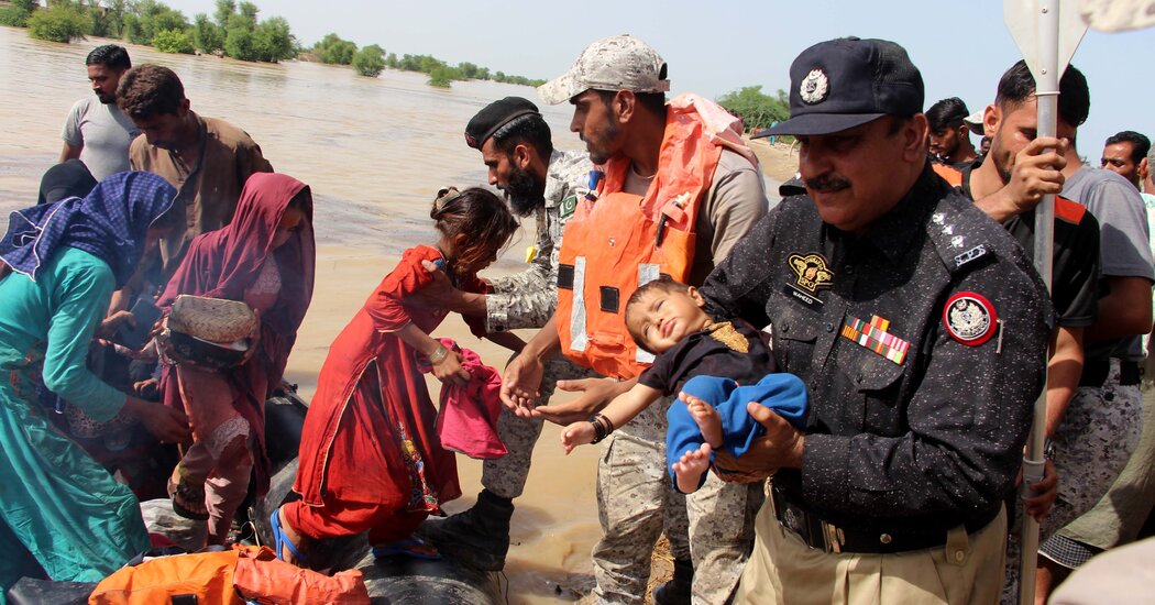 Pakistán golpeado por inundaciones mortales de 'proporciones épicas'