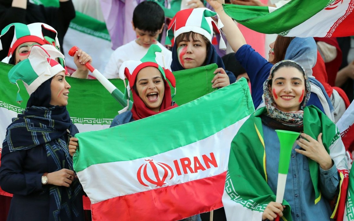 Regresan mujeres a los estadios de futbol iraníes | Video