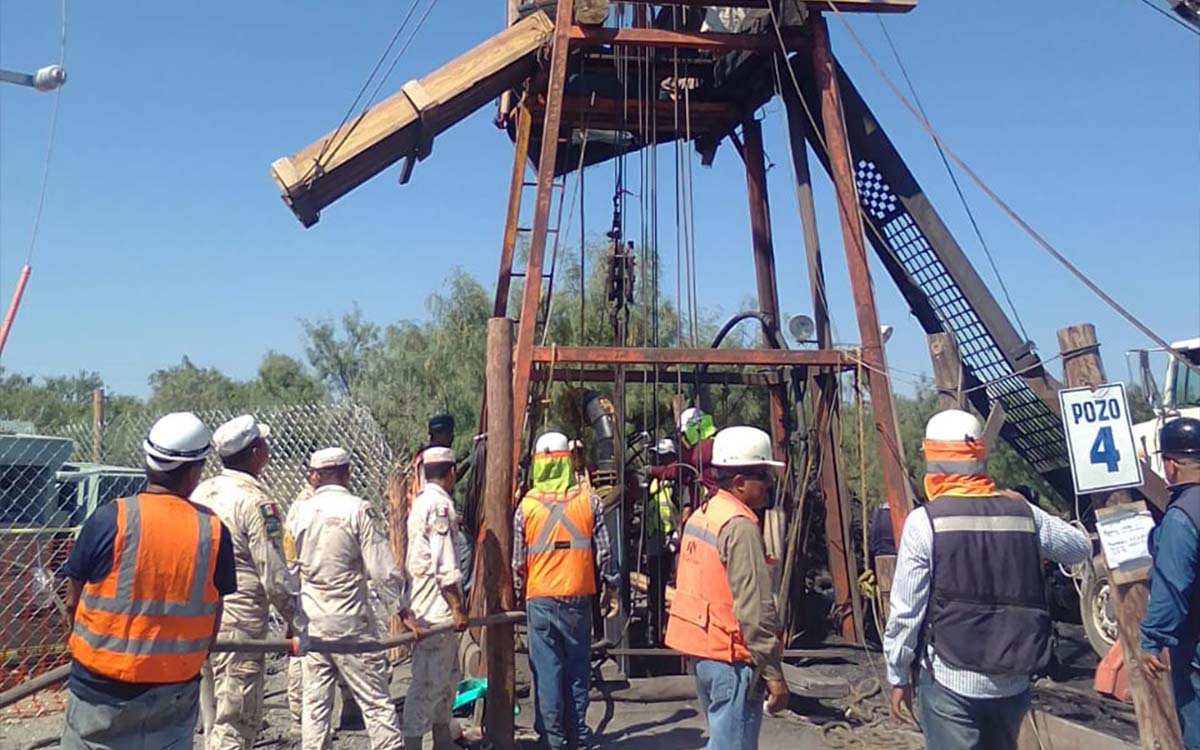 Sospecha AMLO “plan con maña” para proteger a propietarios de mina; trabajadores fueron inscritos al IMSS tras desplome