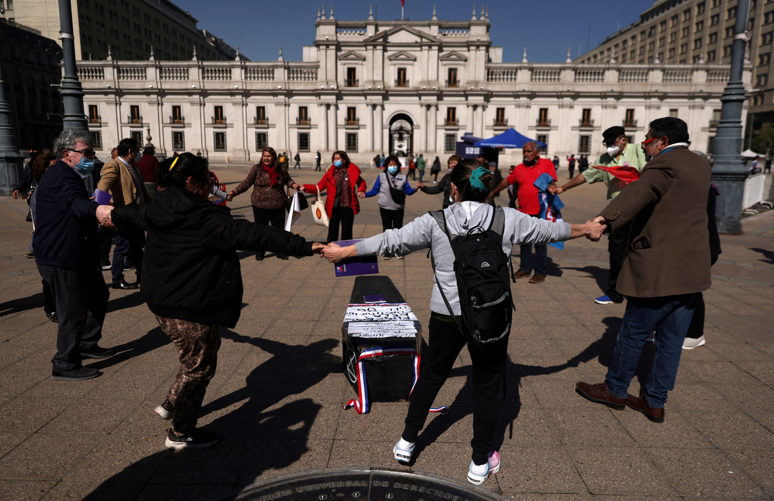 Riña en la capital de Chile; partidarios y detractores de la nueva Constitución se enfrentan