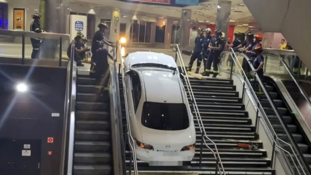 Robo, drogas y caos: conductor incrusta un auto en las escaleras del metro