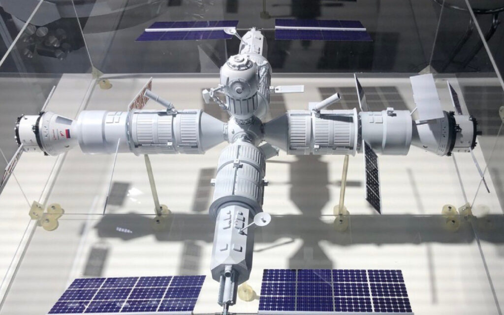 Rusia presenta modelo de su propia estación espacial