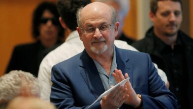 Salman Rushdie, autor de "Los versos satánicos", fue apuñalado en el cuello durante evento en NY | Video