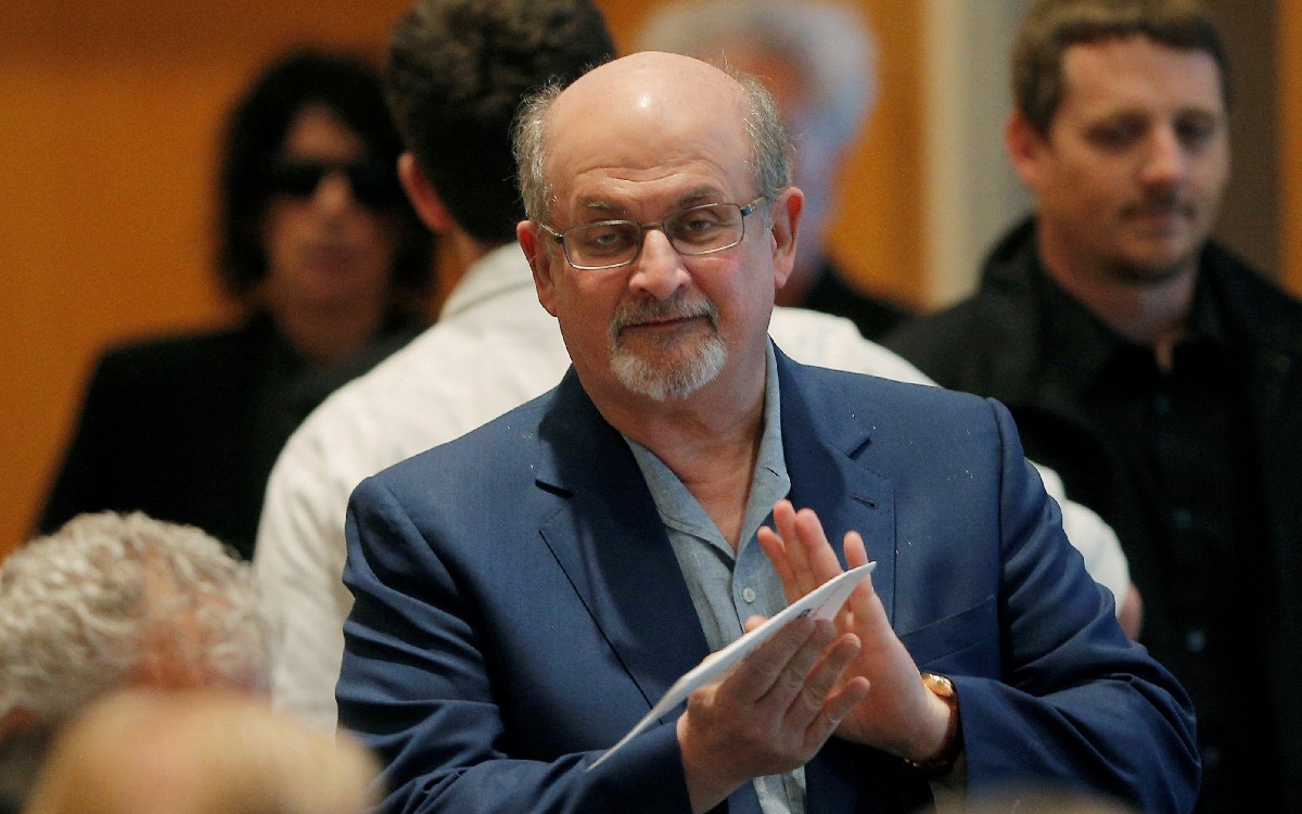 Salman Rushdie, autor de “Los versos satánicos”, fue apuñalado en el cuello durante evento en NY | Video
