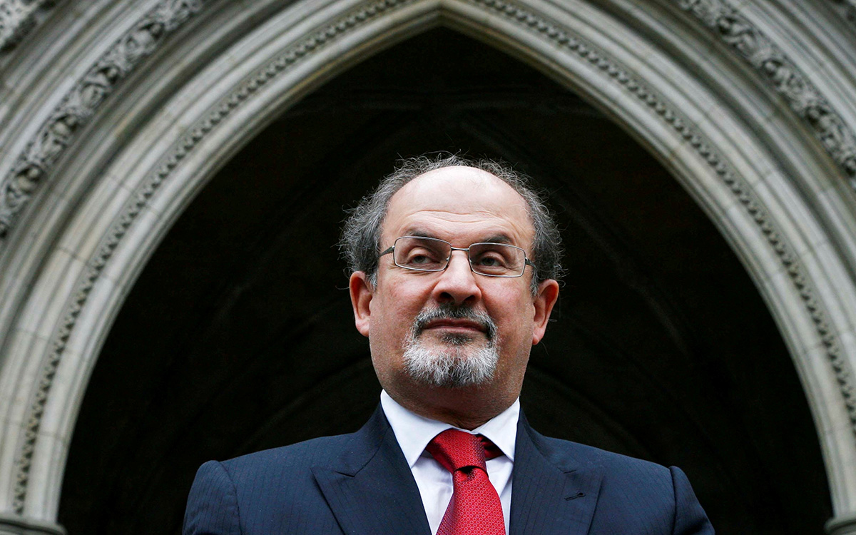 Salman Rushdie conversa con investigadores mientras permanece hospitalizado en Nueva York