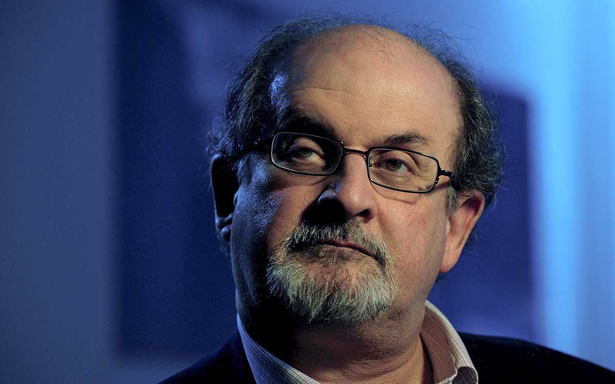 Salman Rushdie evoluciona favorablemente pero todavía sigue en estado grave